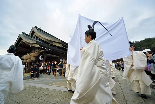 神等去出祭の様子。絹垣で囲いをし て、神籬をお運びする