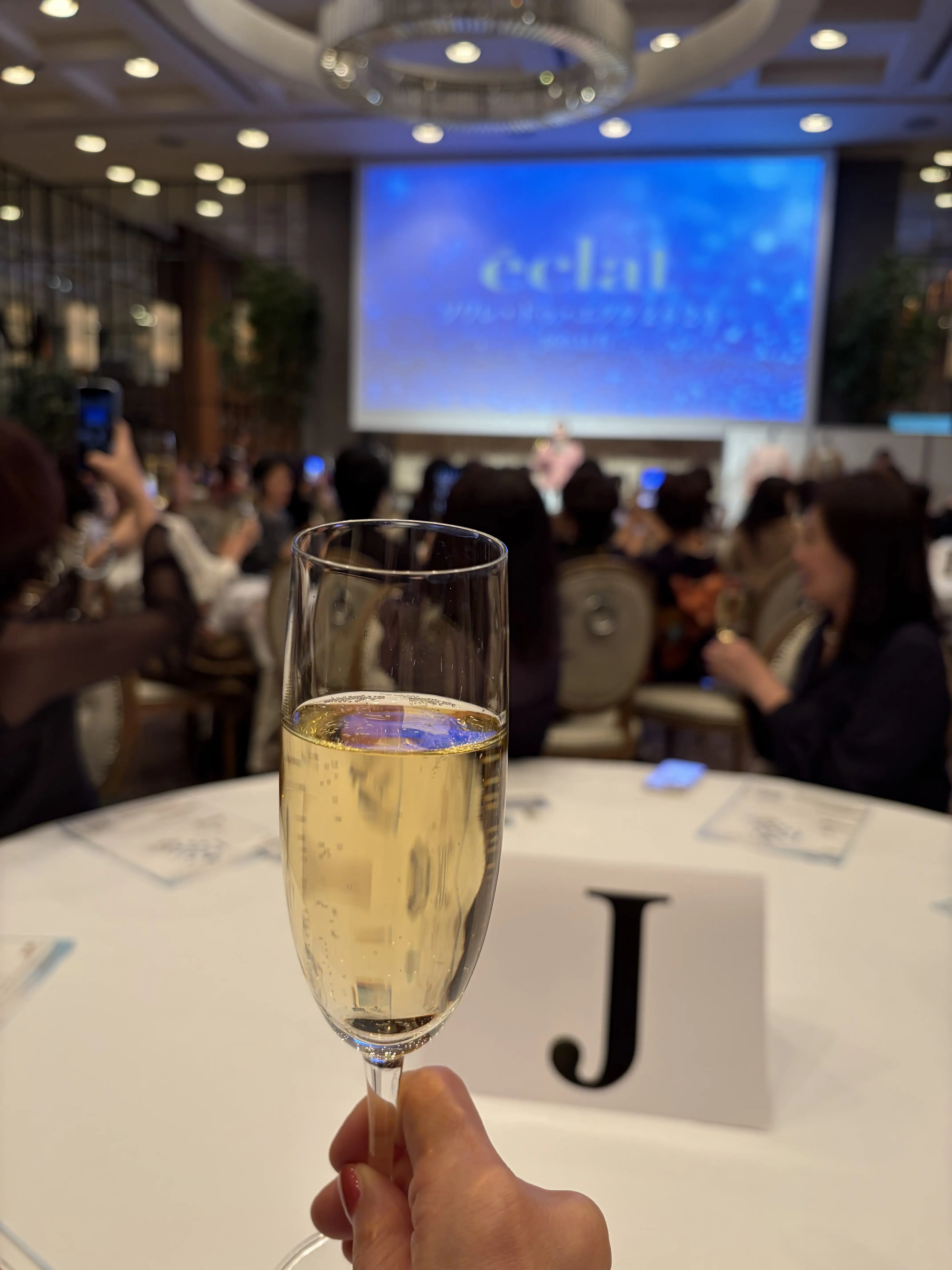 Jテーブルに着席。シャンパンで乾杯。