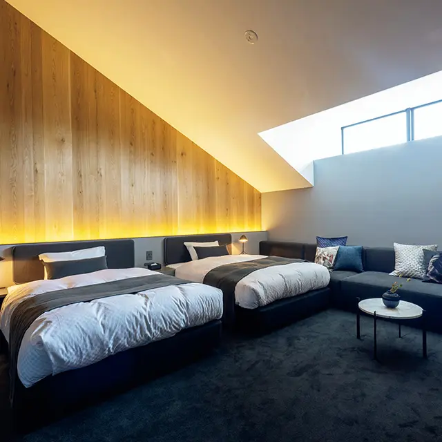 天井から柔らかな自然光が射し 込む106号室。客室デザインは少しずつ異なる