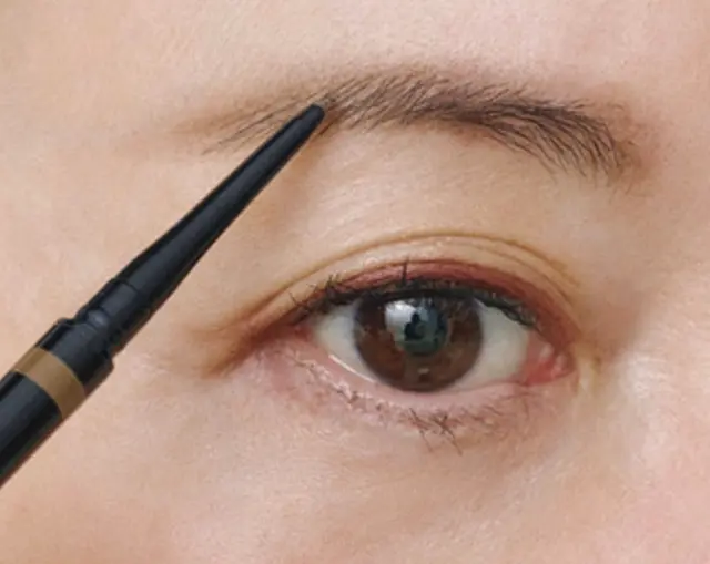 岡野瑞恵（ヘア＆メイクアップアーティスト）の美眉メソッド パウダーのあと、 薄い部分にペンシルを