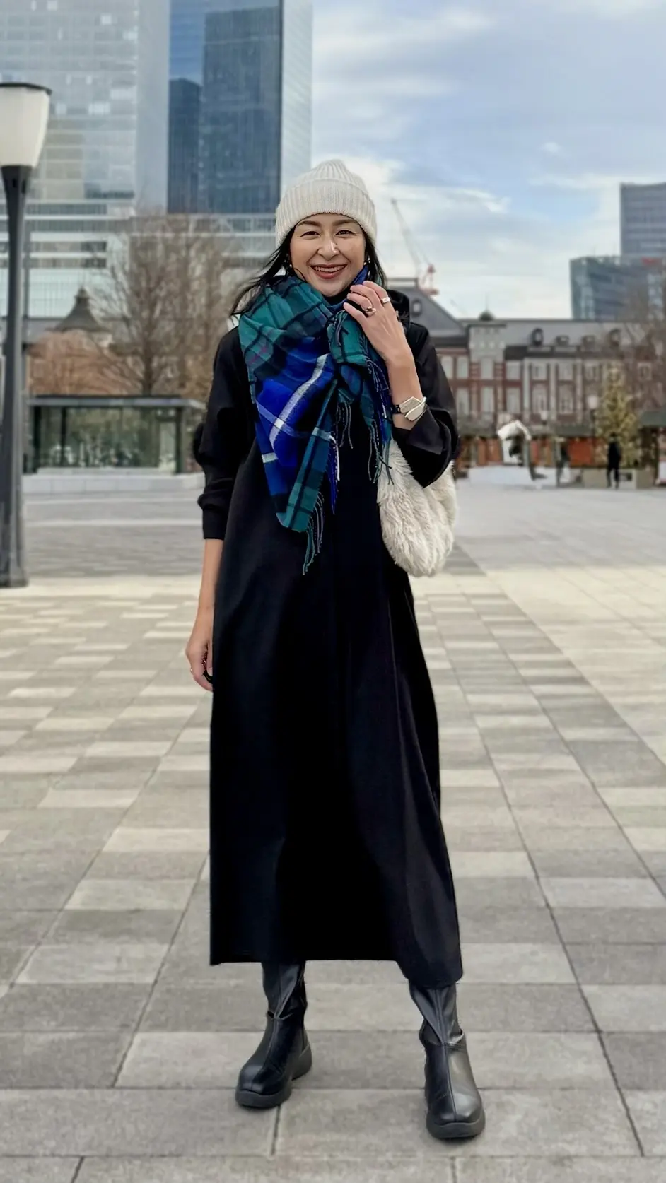 イーバイエクラ　黒ワンピース　着回し　50代ワンピースコーデ　アラフィフワンピースコーデ　白ニット帽子　ファーバッグ　黒ショートブーツ　チェックストール