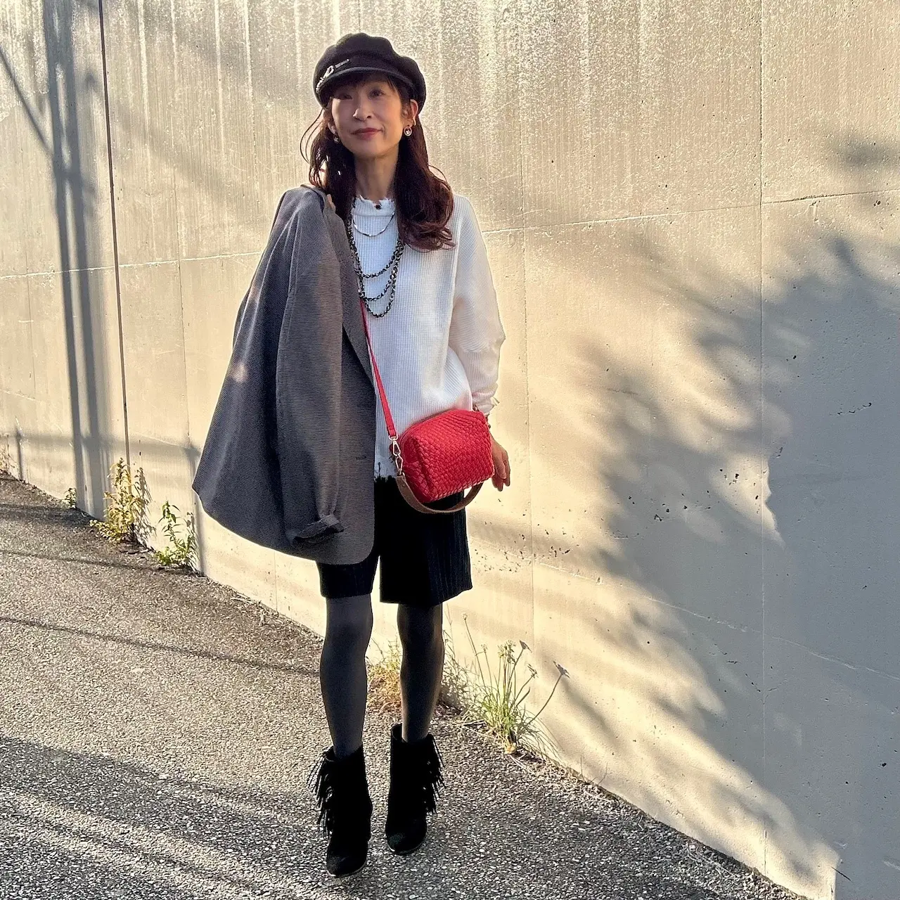 無印良品のブラウンジャケットに赤いバッグを効かせて♪_1_9