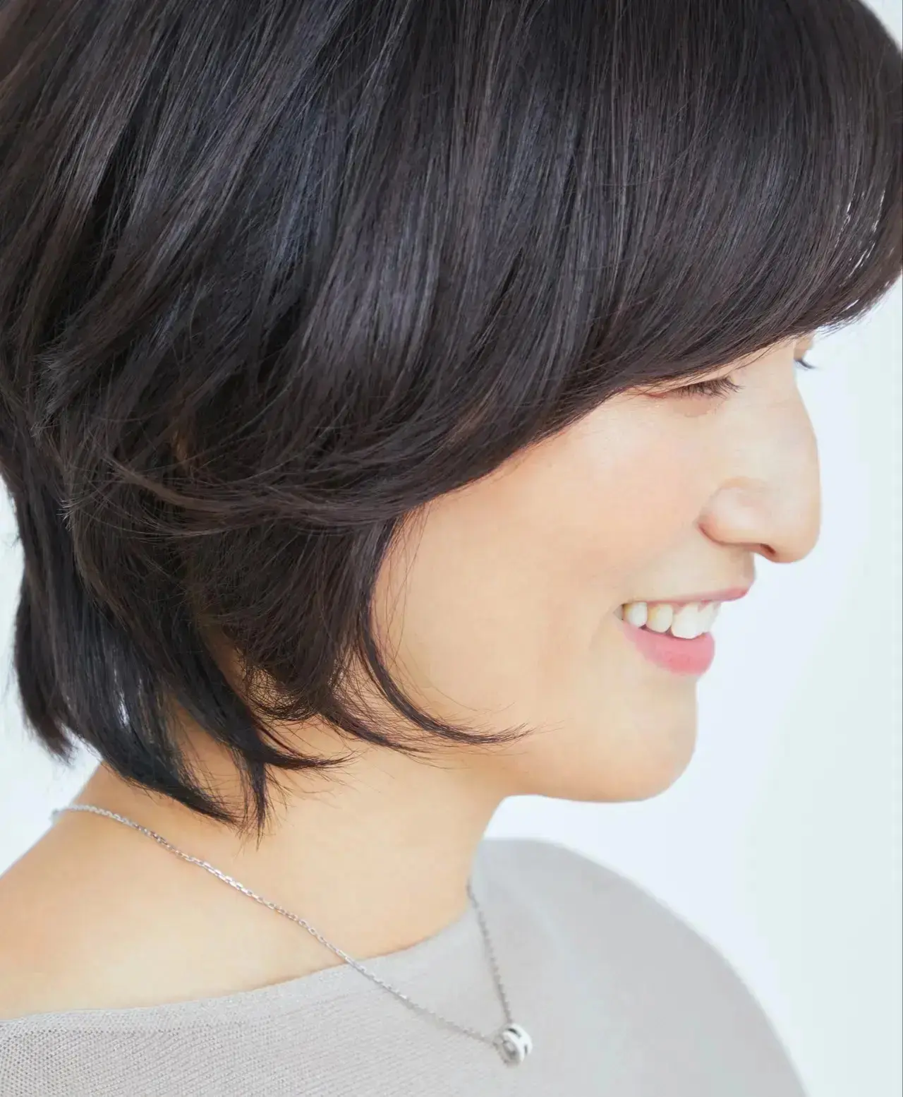 フェミニンもハンサムもスタイリング自在なショートボブ