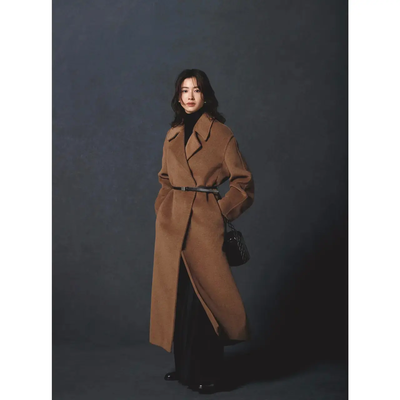 起毛感のあるロングコートにレザーベルトをつけ、格調高いクラシカルなムードを醸成。最低気温7℃