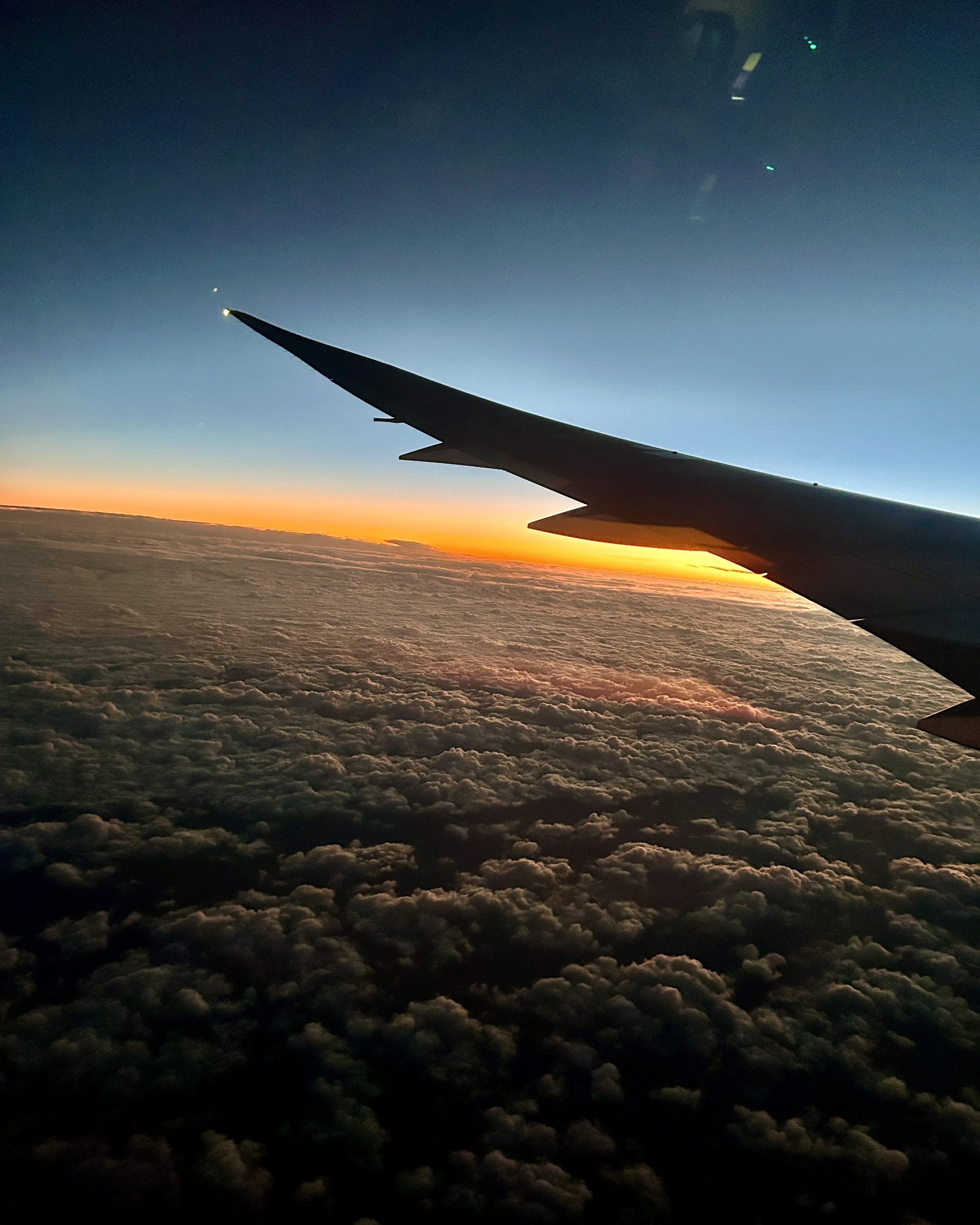 ハワイの美しい夕焼け飛行機の窓から