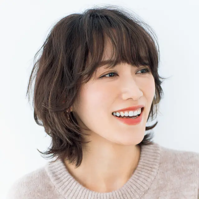ハイライトを入れてこなれ感を演出しショートヘアをボリュームアップ！【50代髪型・ヘアスタイル】
