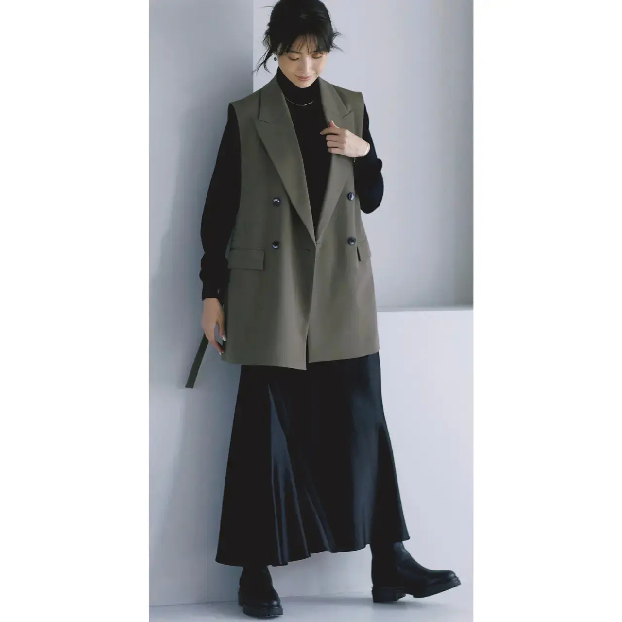 モードなスカート×マニッシュなジレでしゃれ感のある通勤コーデに。気温13℃