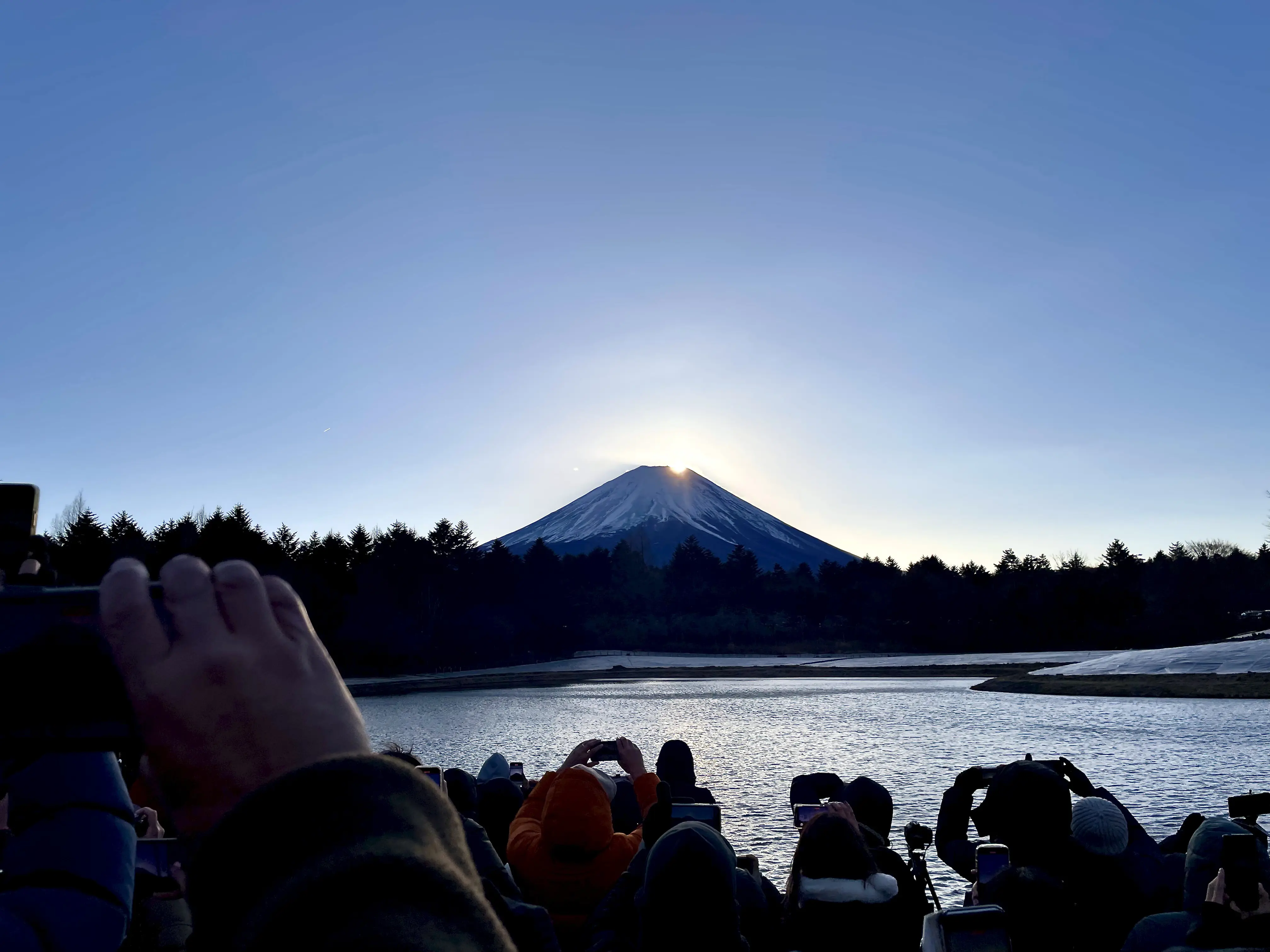 日本人も外国人もみんながみんな、富士山に魅了されているこの雰囲気が面白い。