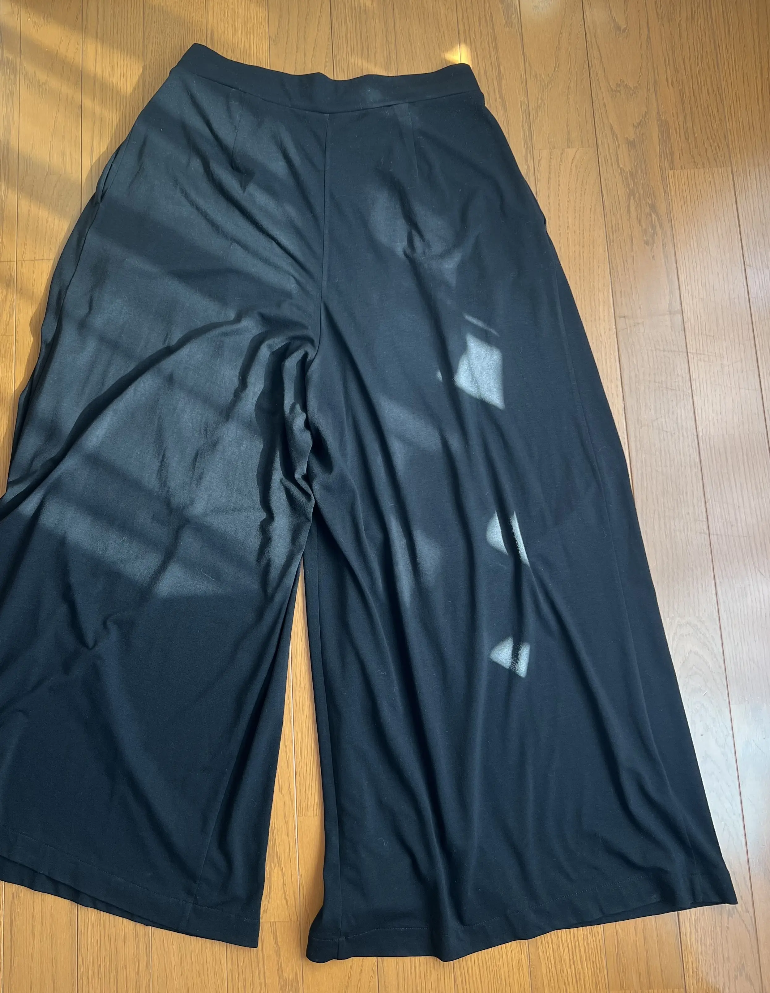 エクラ 華組　水口宜子さん　黒　パンツコーデ　プチプラコーデ　ユニクロ　パンツの写真