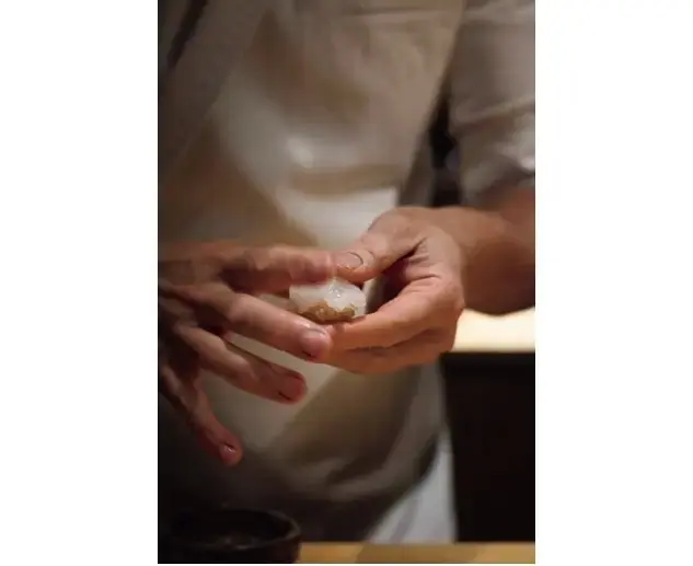 シャリは「富士酢」で知られる「飯尾醸造」が無農薬栽培するコシヒカリと同社の赤酢など3種類の酢を使用