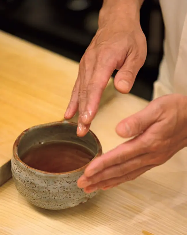 国内旅行　金沢　和食　『鮨一誠』甘エビ、バイ貝　冬限定のネタをワインと　曽祖父も鮨職人というルーツをもつ。祖 母の手料理で育った国沢さんは、にぎり 用の手水入れに形見の茶碗を使っている 