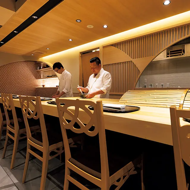 京都駅徒歩5分ほどのところにある和食レストラン「京都 いと」の和食料理人 大河原さん（右）とシェフの髙橋さん（左）