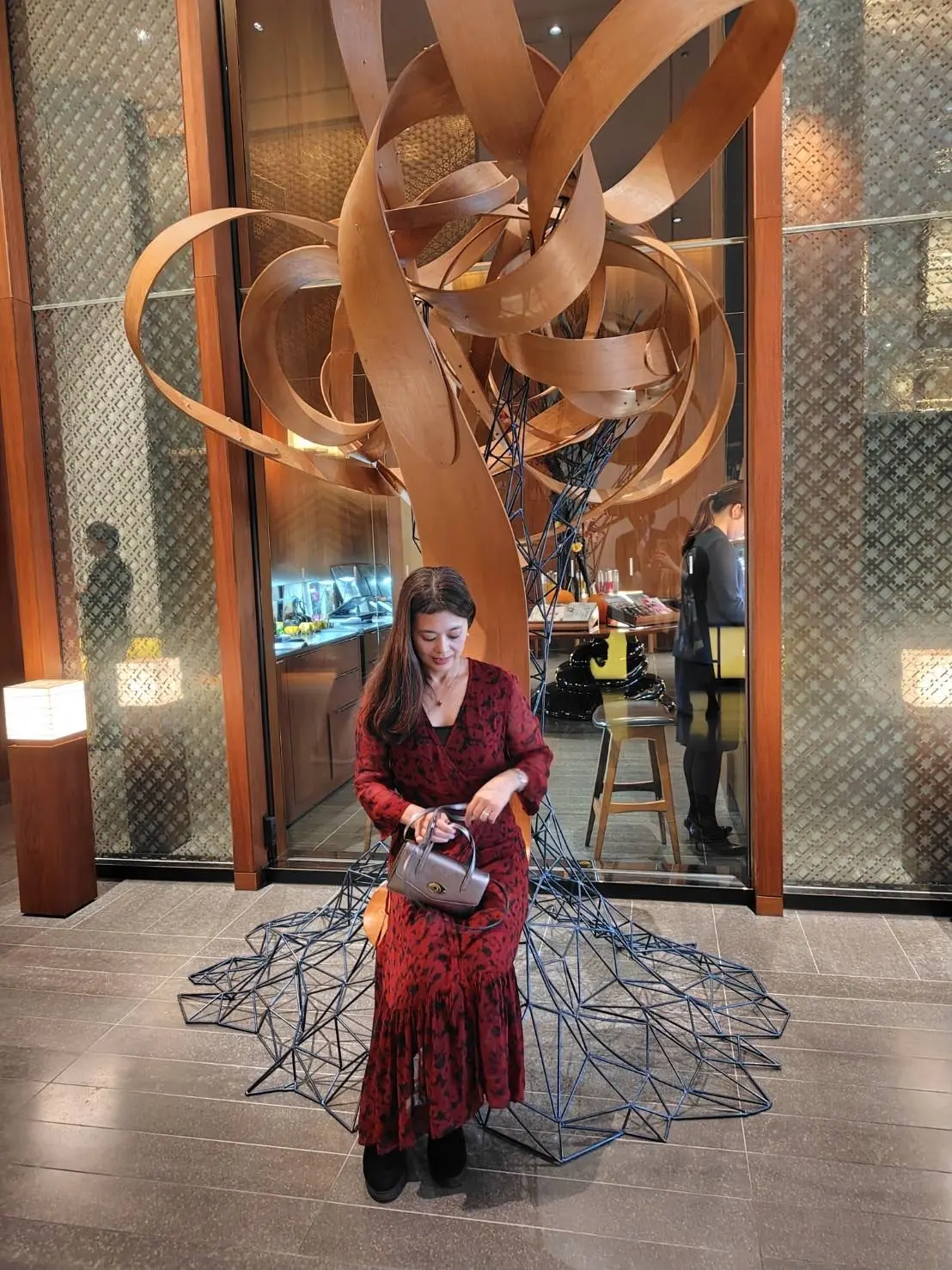 アンダーズ東京51階オブジェ前で秋の装い画像|GANNIワンピースとマルベリーのバッグコーデ