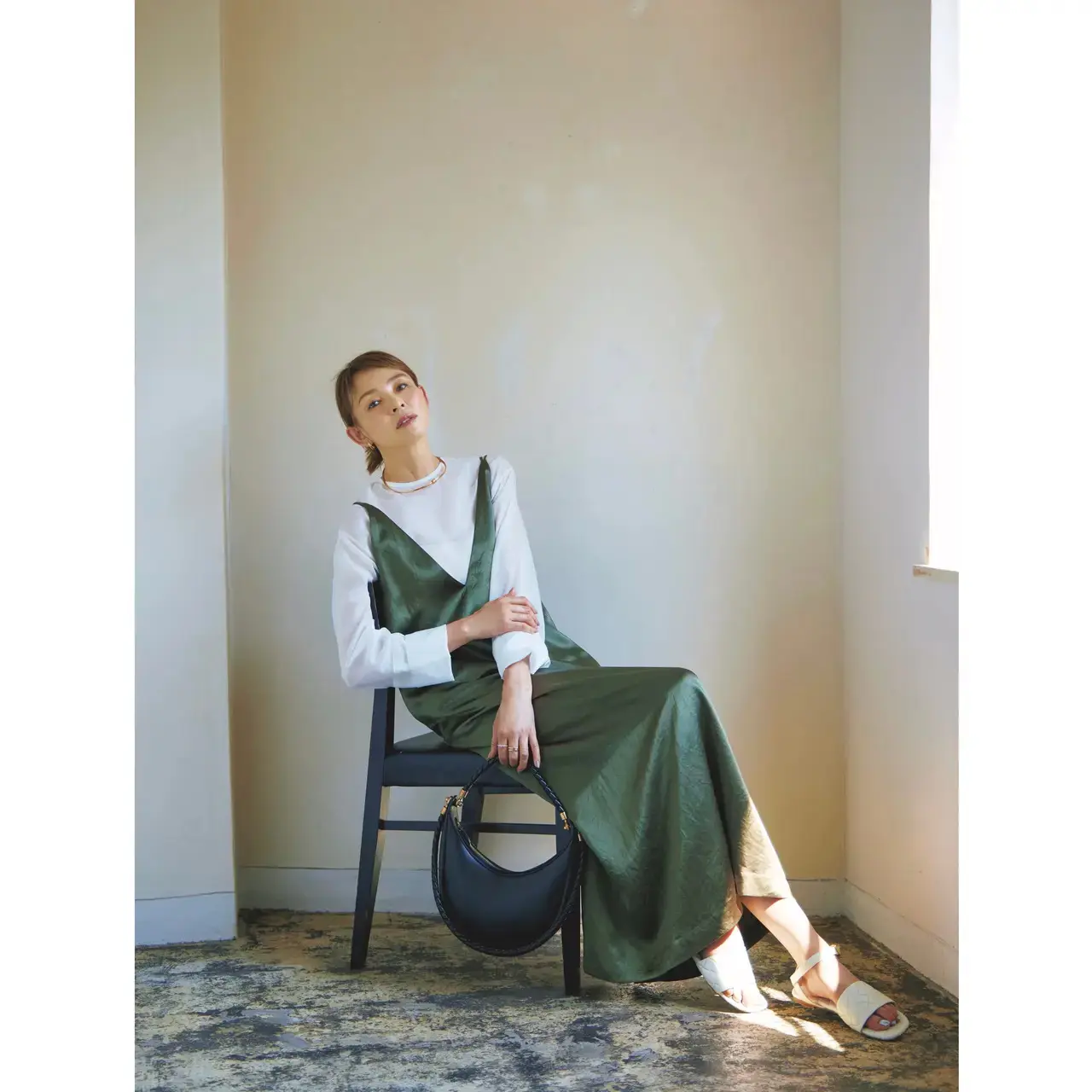 サテンワンピースとシアーブラウスのレイヤードなら、簡単ワンツーコーデもこなれた雰囲気に。