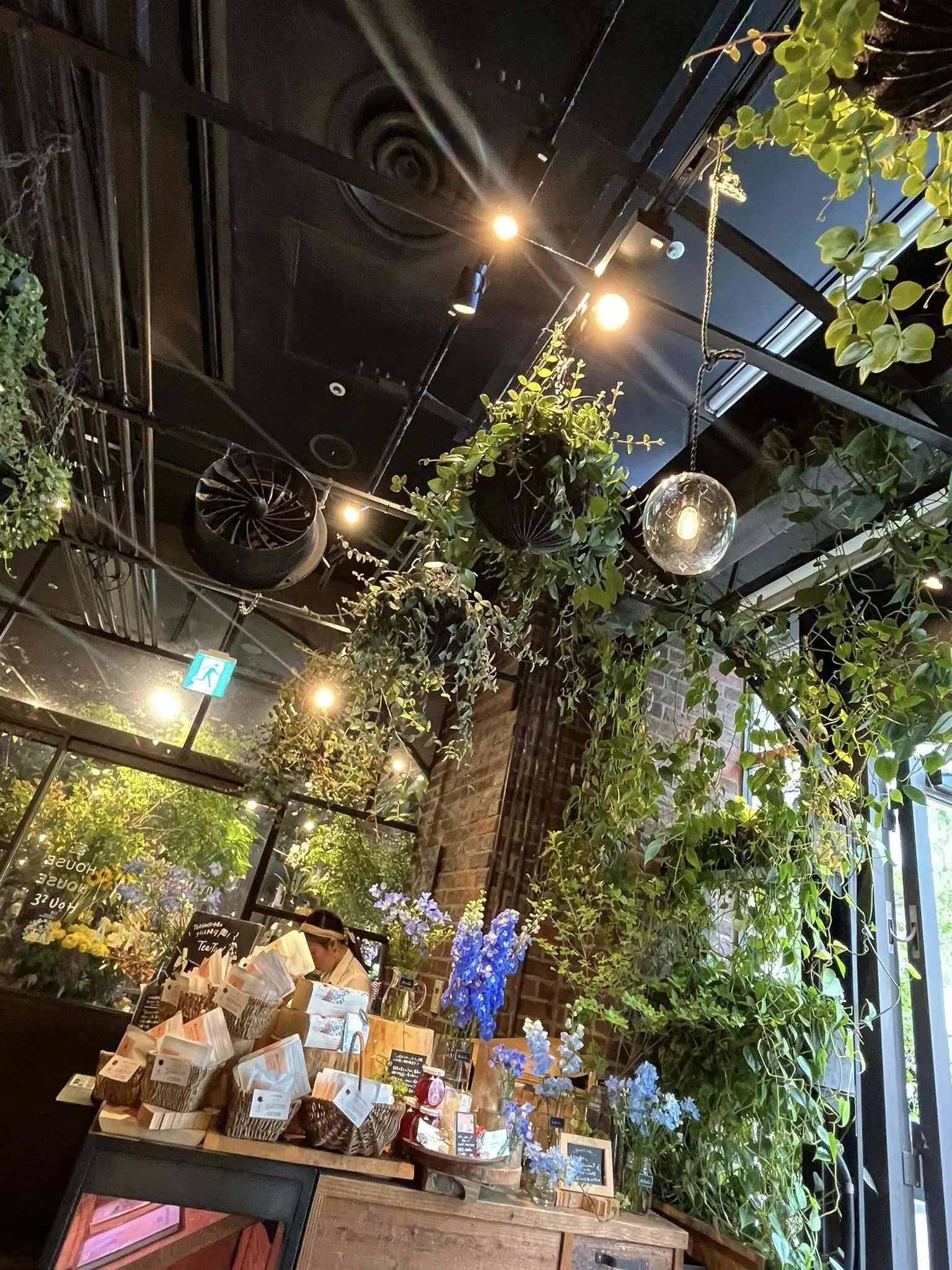 ブルーのお花に囲まれるカフェへ。_1_2-2