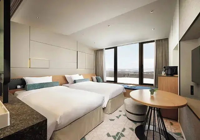 スーペリア ツインの客室。全客室にAIスピーカー、スマートテレビ、バルミューダのケトルやリファのヘアドライヤーをセット