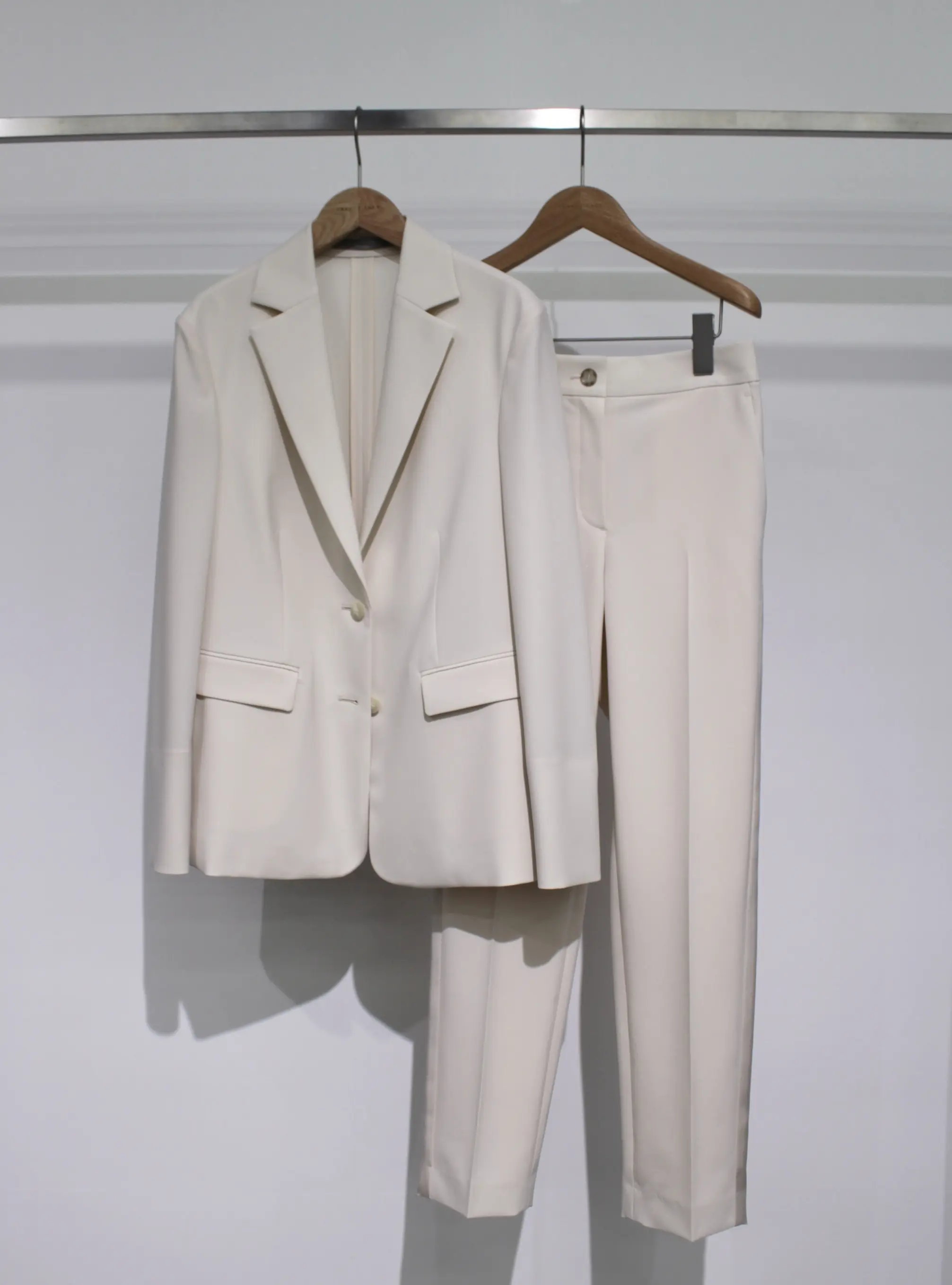 theory luxe 白のジャケットとテーパードパンツのセットアップ