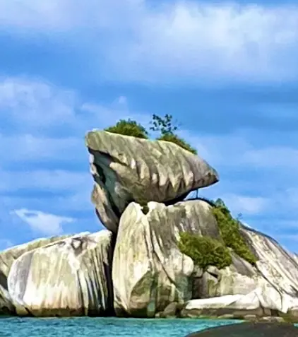 岩の上に岩