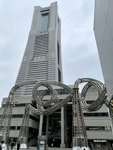 横浜ランドマークタワーと「モクモク ワクワク ヨコハマ ヨーヨー」
