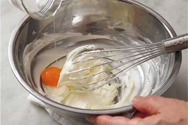 卵黄を入れ、均一になるまで混 ぜる。