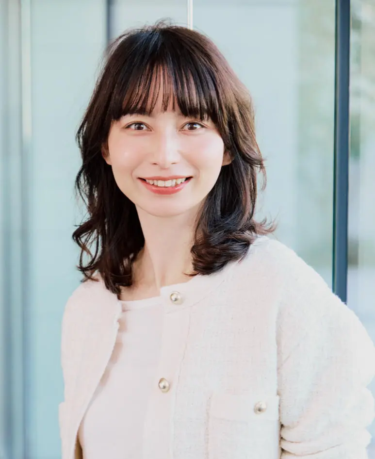 Webエクラ 前から見たミディアムヘアスタイル