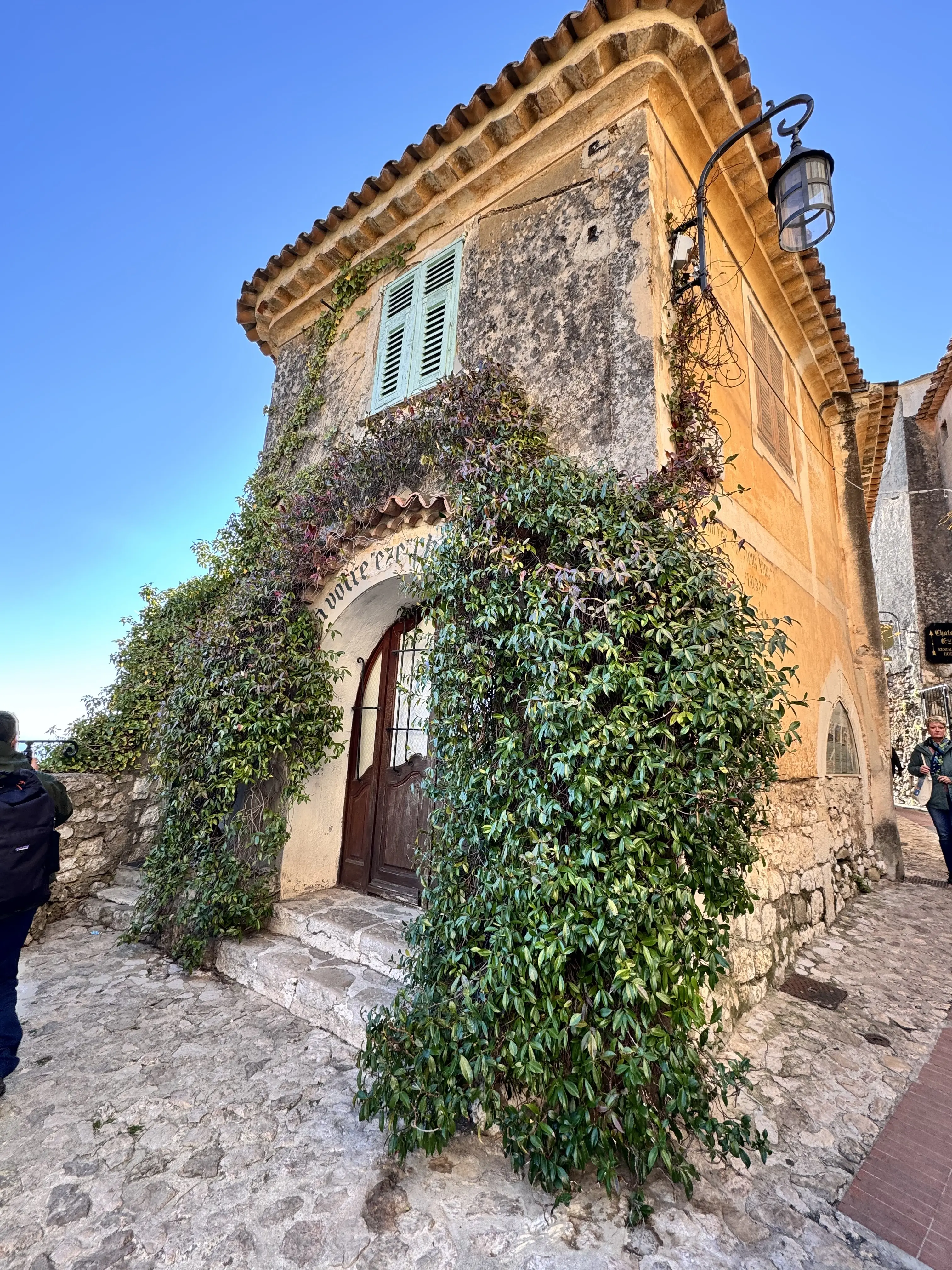 動きやすさと上品さを叶える旅先ランチコーデ🇫🇷話題のフランスエズ村へ_1_1