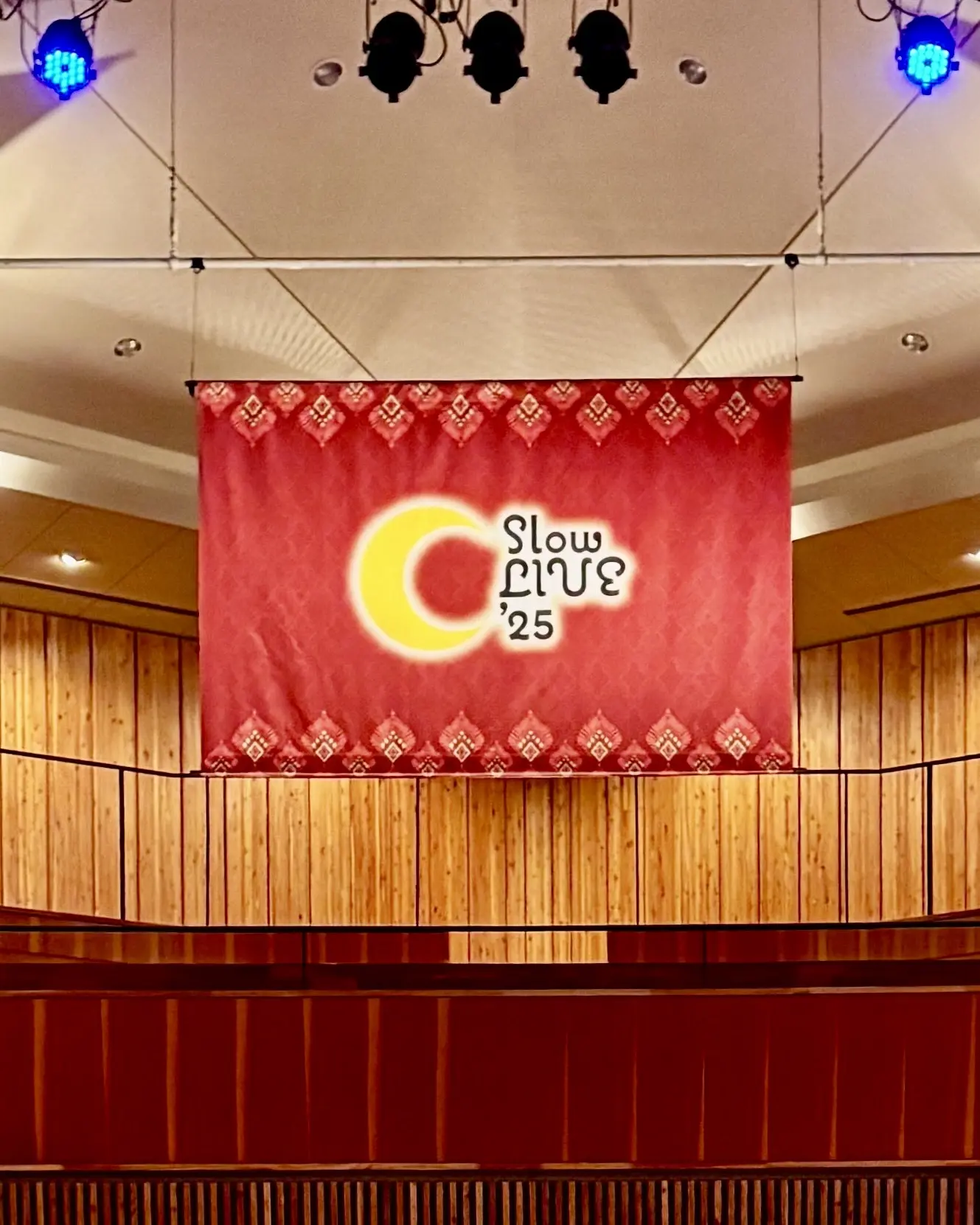 ホール内のSlow LIVE旗