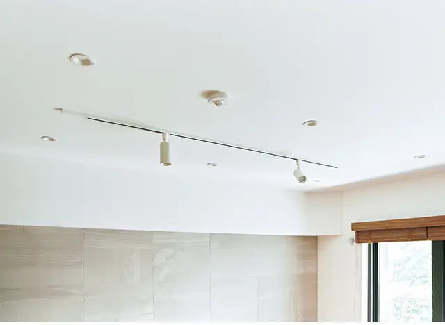 エコカラットの壁前の天井には、ブログ撮影用にスポットラ イトを取りつけた。角度調整も自在に