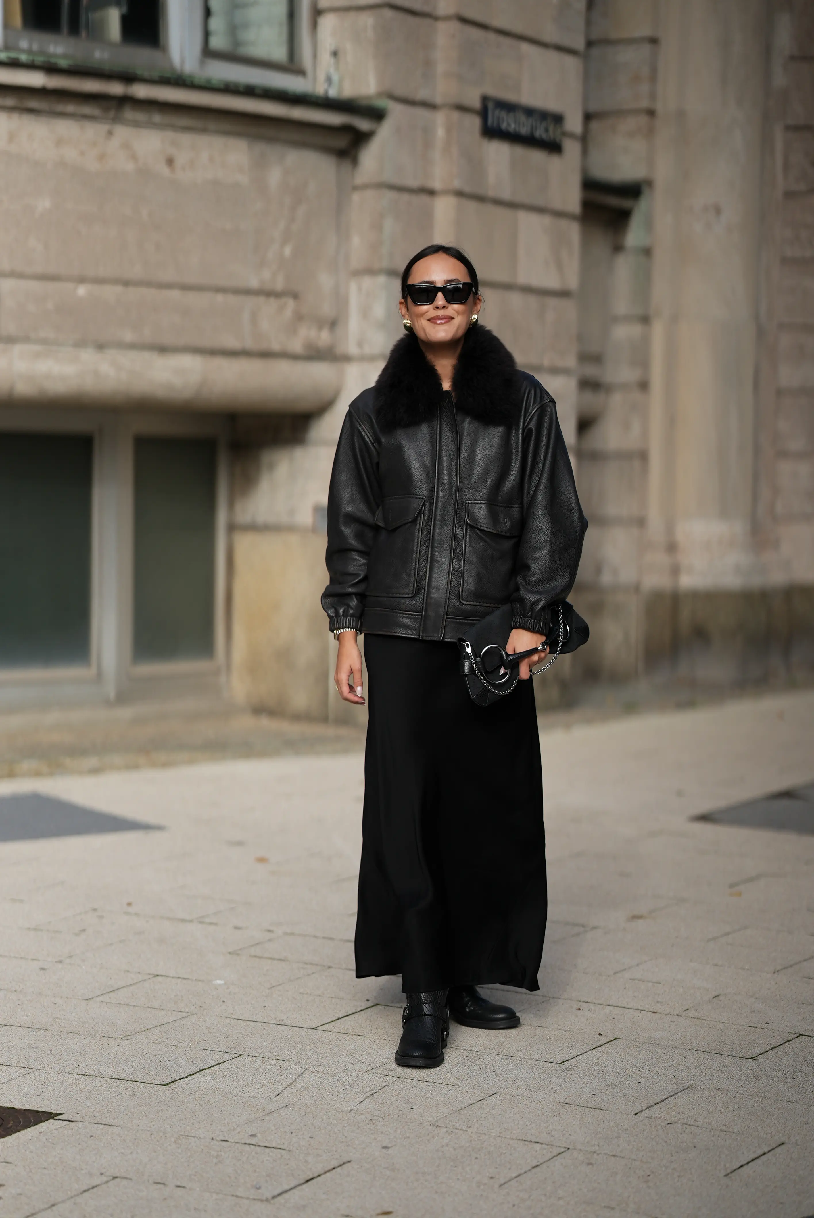 ファッションスナップ　ブラックレザー　ジャケット 黒コーデ　ブーツ