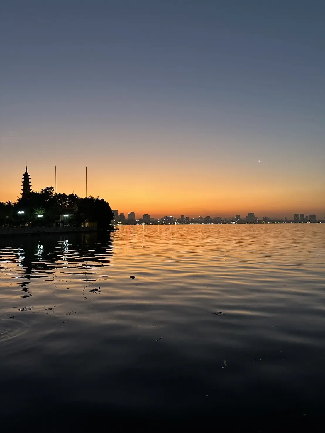 ベトナム　ハノイ　西湖　サンセット　夜景　hanoi