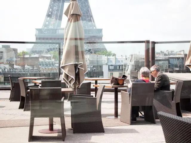 パリ　エッフェル塔　エッフェル塔の見えるレストラン　老夫婦
