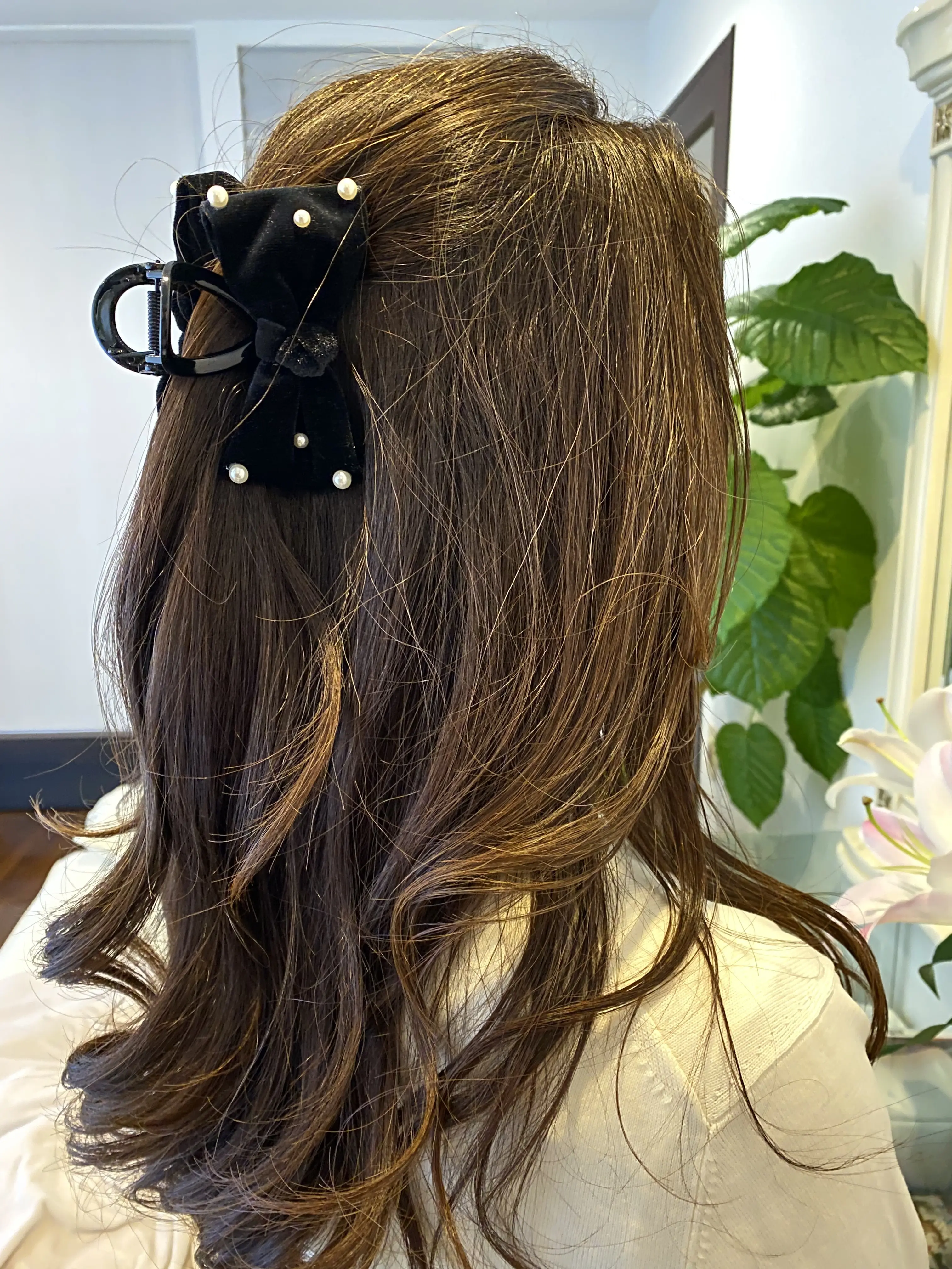 スリーコインズ、ベロアパールリボンバンスを使用したアラフィフロングのまとめ髪のサイド