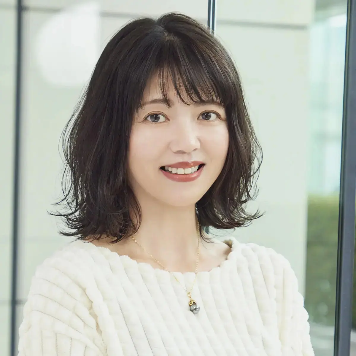 華やかパーマでマンネリ感のあるミディアムヘアから抜け出す