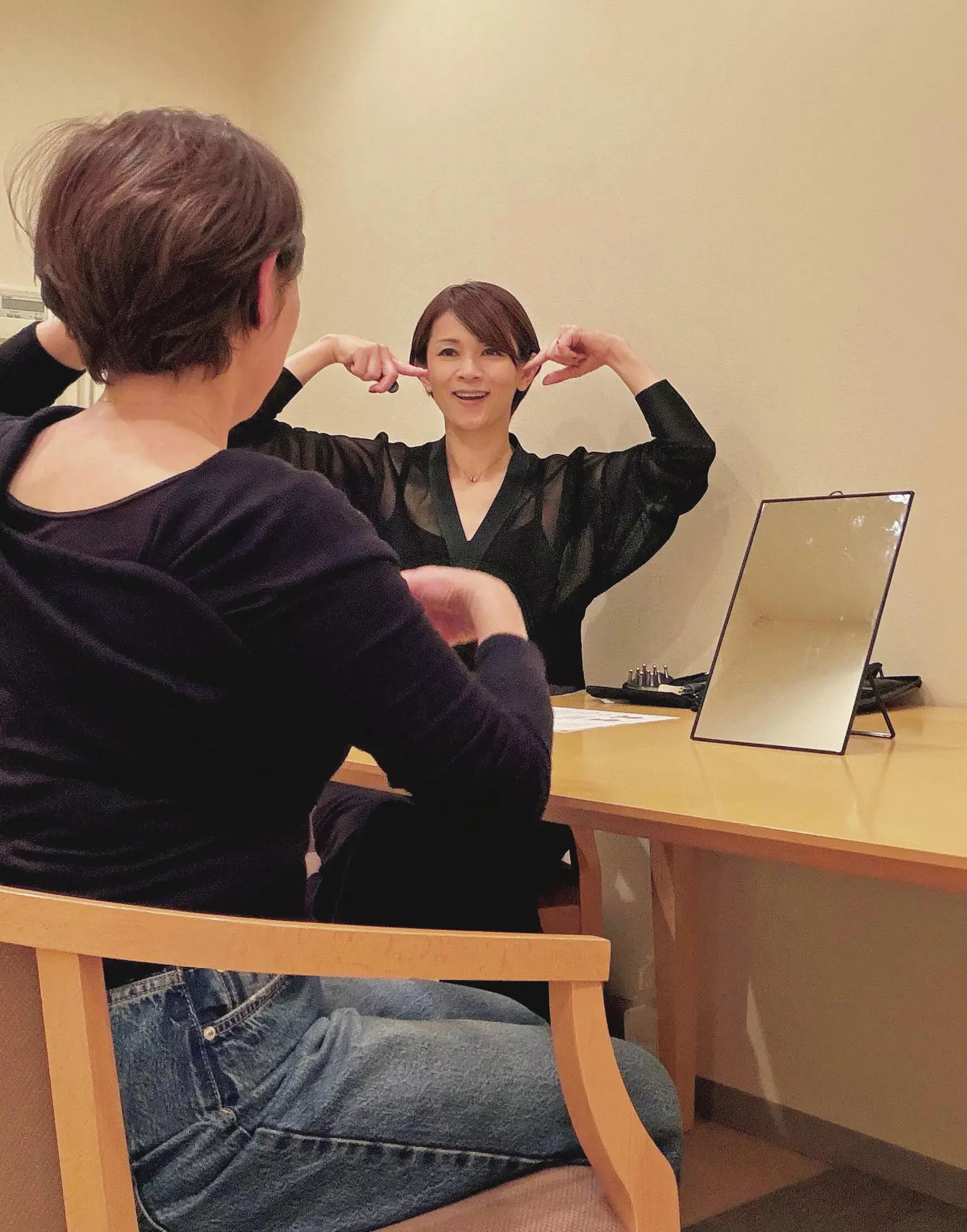 華組　新メンバー紹介　内村舞子さん（50歳）「顔ヨガを個人レッスンして いる様子。個人差はありますが、 続けることで数週間から数カ月 で顔の印象が変わります