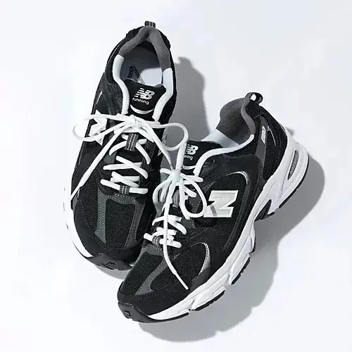 スウェード×メッシュでシックな装いにもフィット 定番のブラックスニーカー