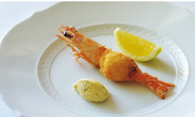 巻き海老と帆立の真薯を詰めた海老フライ。軽やかなタルタル添え。④~⑦の料理はすべて7品のオードブル¥8,800より