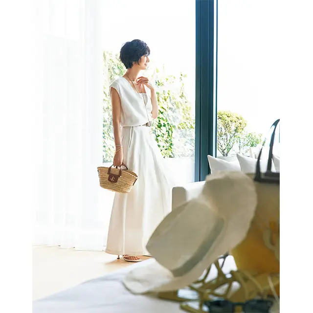 富岡佳子さんが着る「優雅なサマードレス」で大人の休日スタイル | Web