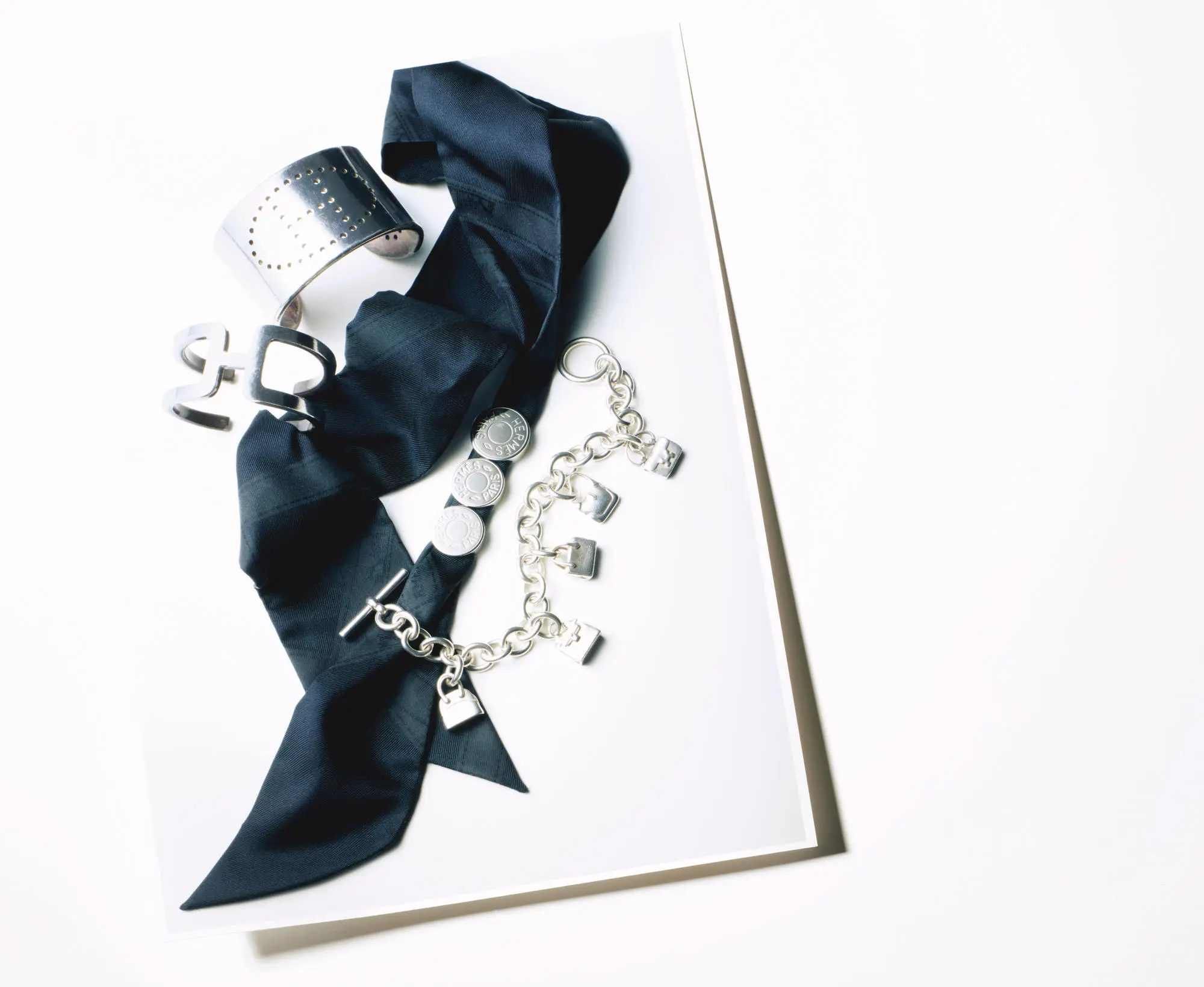 伝説のミューズ 小林麻美“私のおしゃれ人生”【今こそ見つけたい、おしゃれの本質】　アクセサリーは、もっぱらピアスとブレス レット。なかでもエルメスのブレスレット は長く愛用しつつ、たびたびコーディネー トに登場。「子供のころから、母が『本物 を身につけなさい』と小さなプラチナのネ ックレスを買ってくれました。その影響な のか、やっぱり＂白＂が好きですね」 