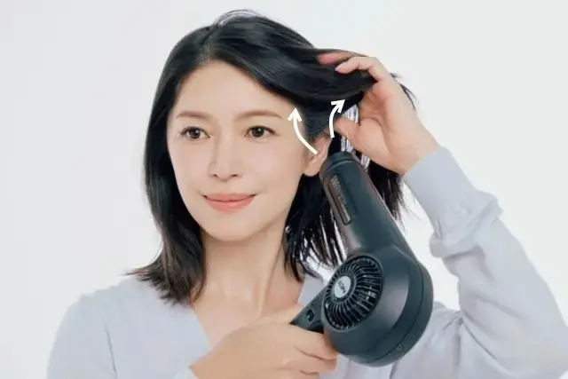 5.耳から上は上向きに、下は下向きに風を当てる