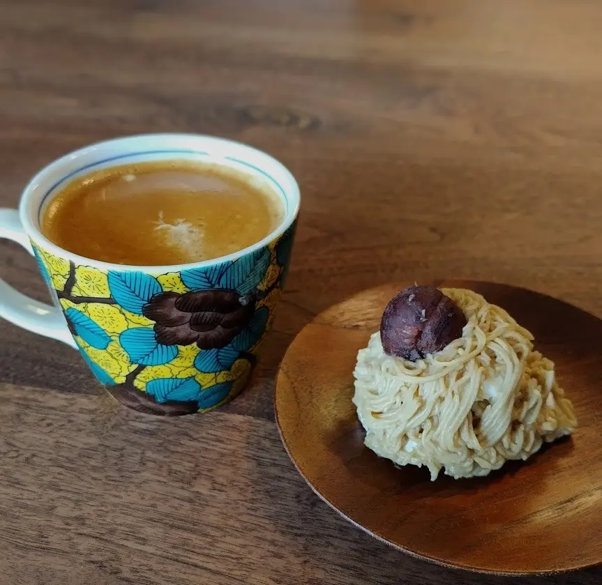 スタバ　手しぼり栗のモンブラン　九谷焼　青手椿