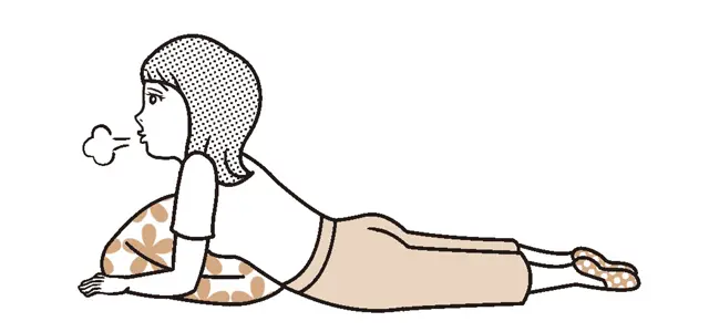 動けるようになってきたら、うつ伏せのまま両肘を床につけて、ゆっくりと上体を起こす。
