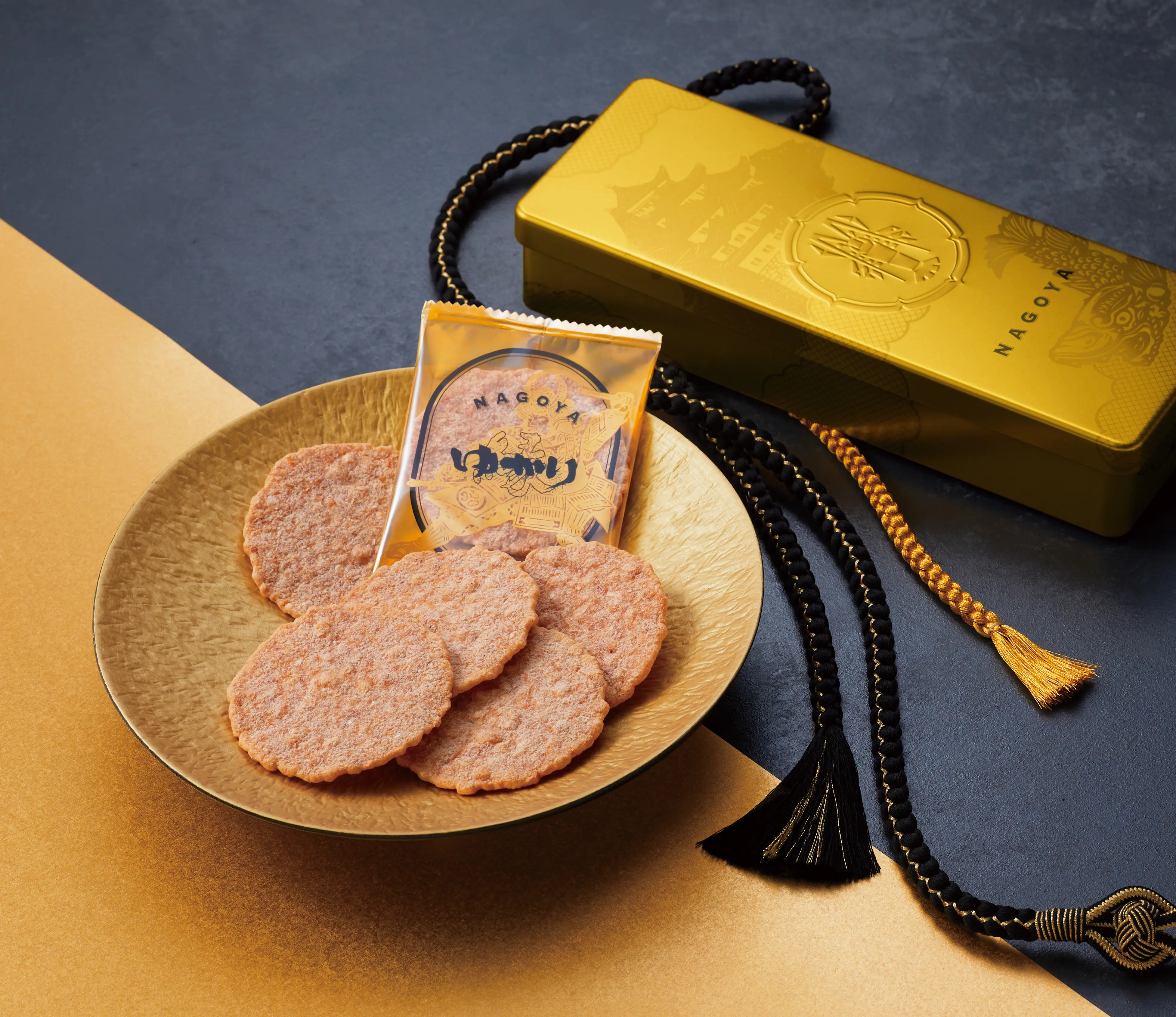 名古屋駅　おみやげ　坂角総本舖の「ゆかり黄金缶」