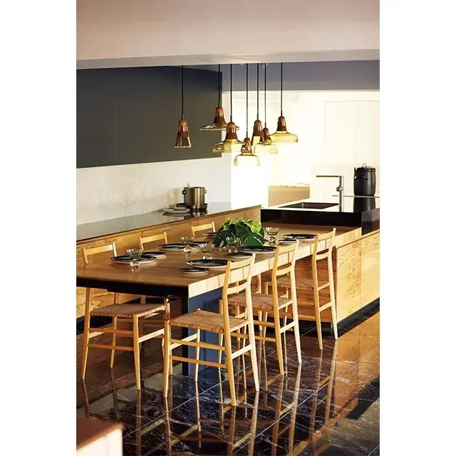 トリュフという名の一点ものの突き板を、扉やダイニングテーブルの天板に贅沢に使用したフルオーダーキッチン