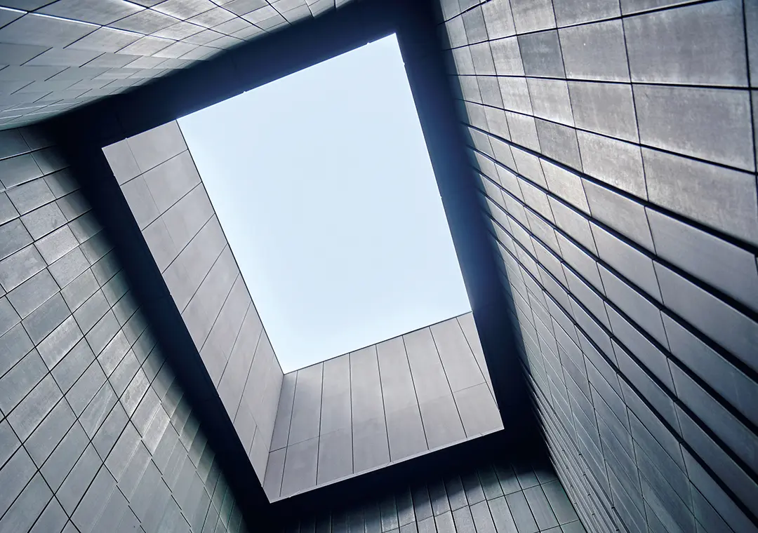 最上階の湯ぶねから見上げる先は、都心の空。