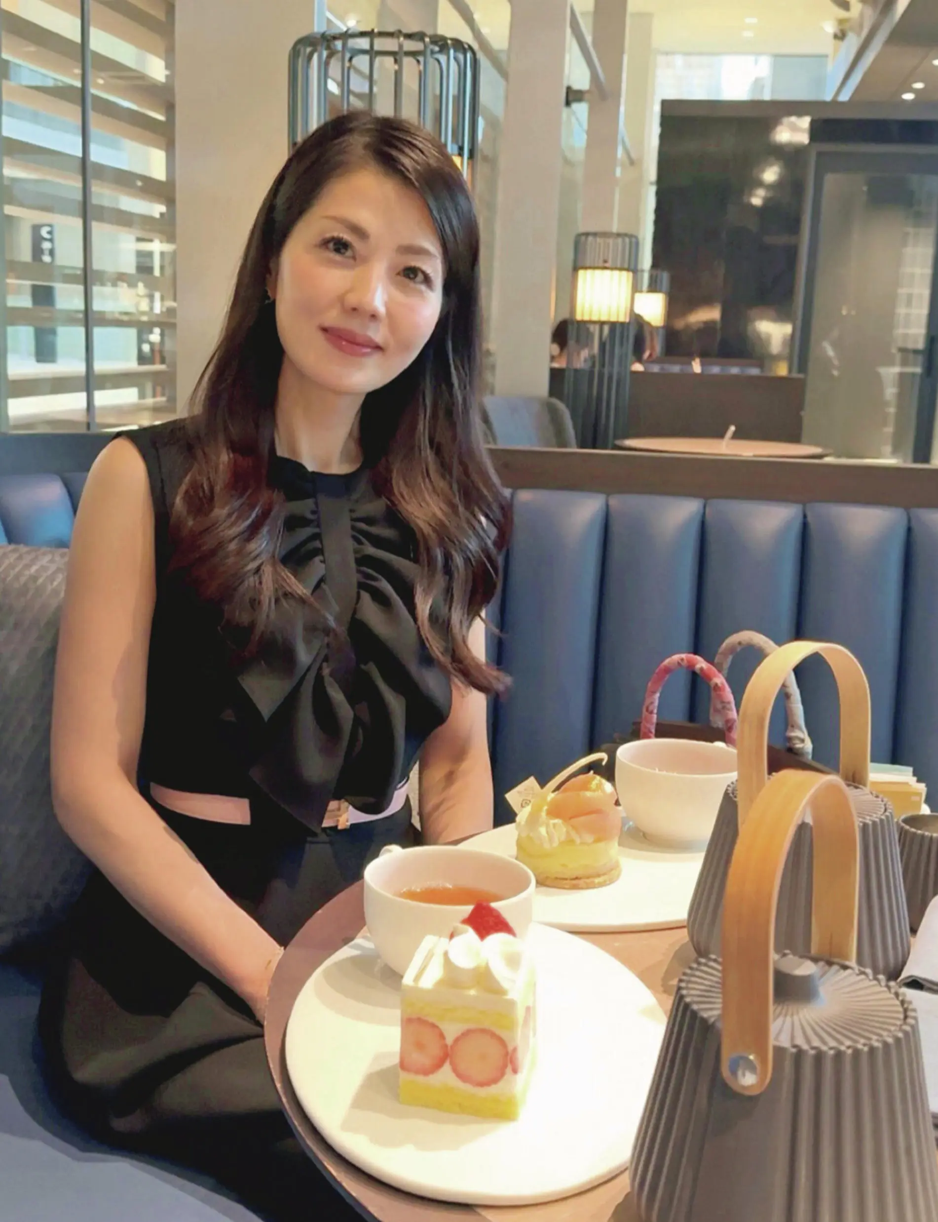 華組　新メンバー紹介　小泉雅恵さん（47歳）「結婚24年目の夫とは、週末 にカフェに出かけるのが習慣。 夫もファッションが大好きで、 率直な意見をもらえます」