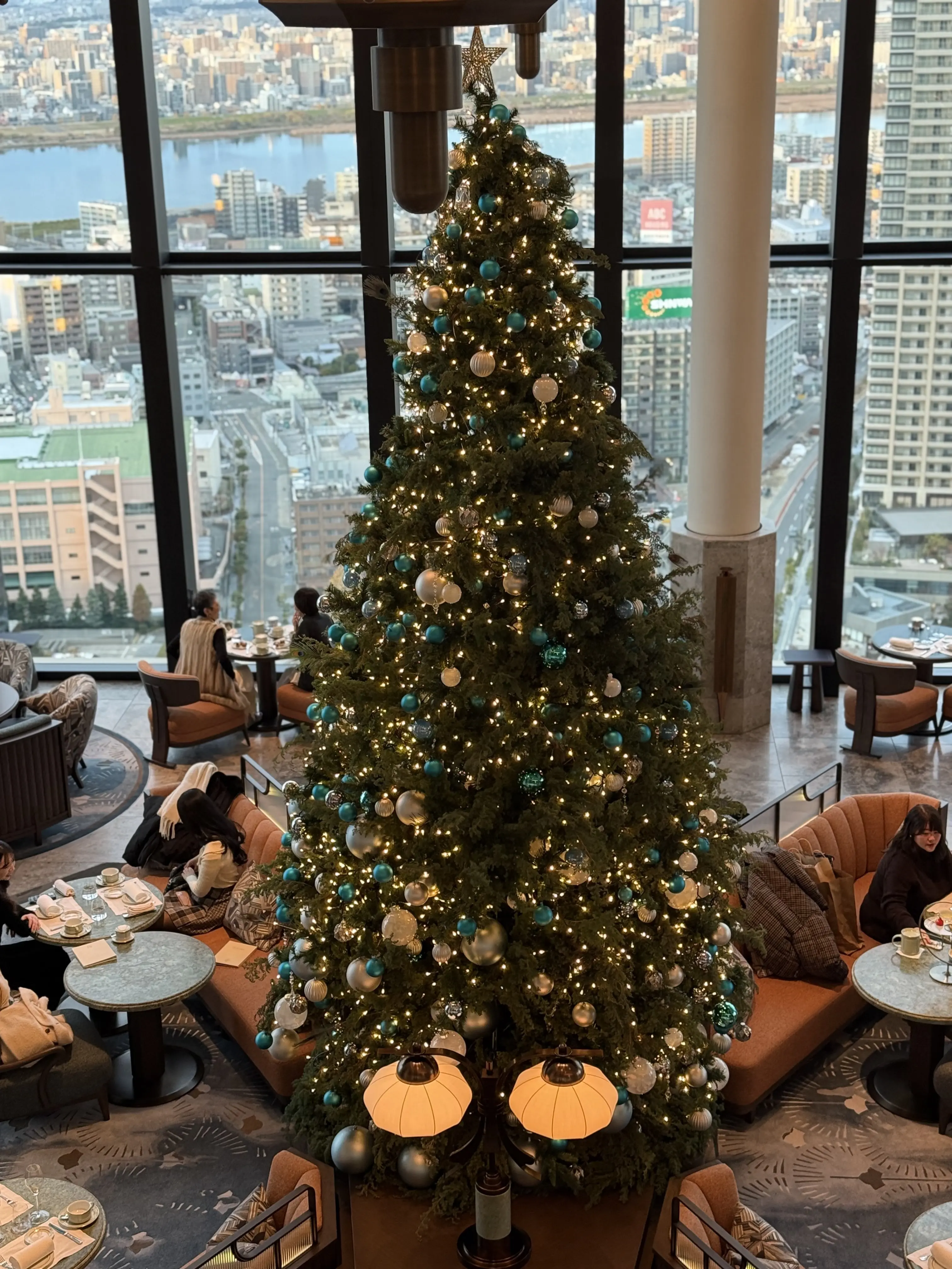 大阪　ウォルドーフ・アストリア大阪　ティファニーコラボ　クリスマス　クリスマスツリー　ピーコックアレー　ティファニー　ティファニーツリー　ティファニーブルー　クリスマスツリー　ZARA デニムワンピース　デニムミディワンピース　　