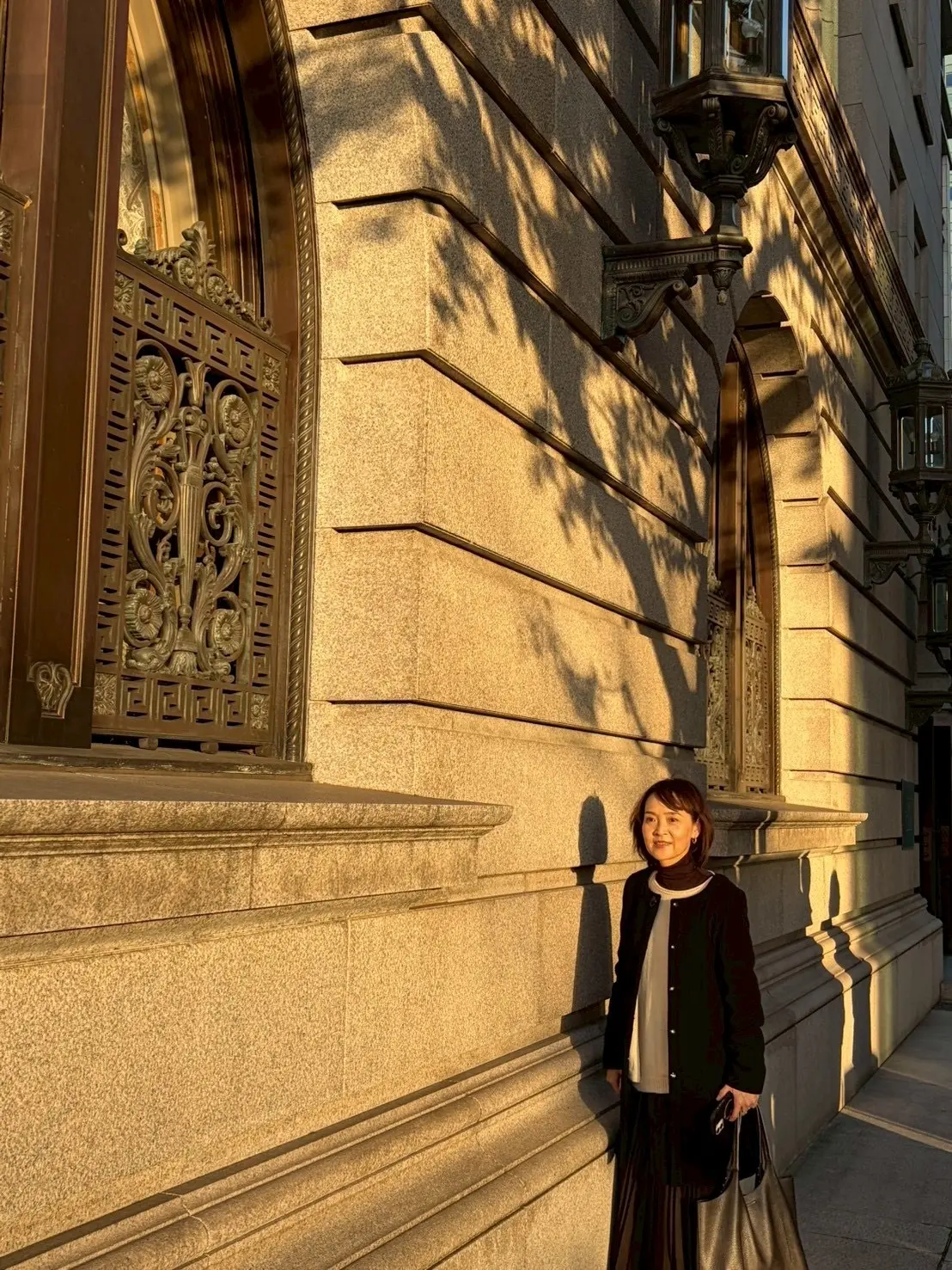 重要文化財に指定された明治安田生命本社前で写真を撮る女性