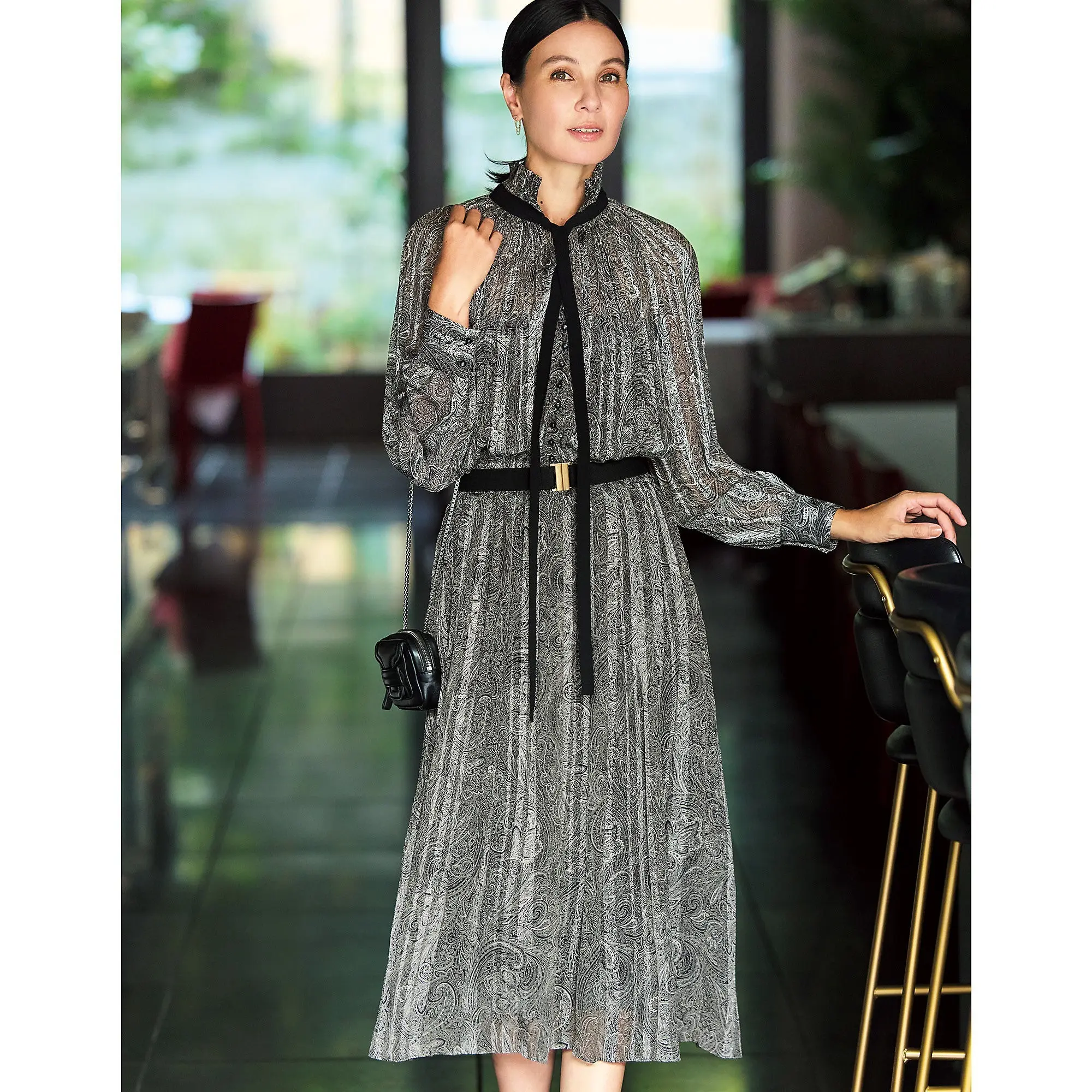 ドレッシーなプリーツドレスは黒小物で大人っぽく引き締めて