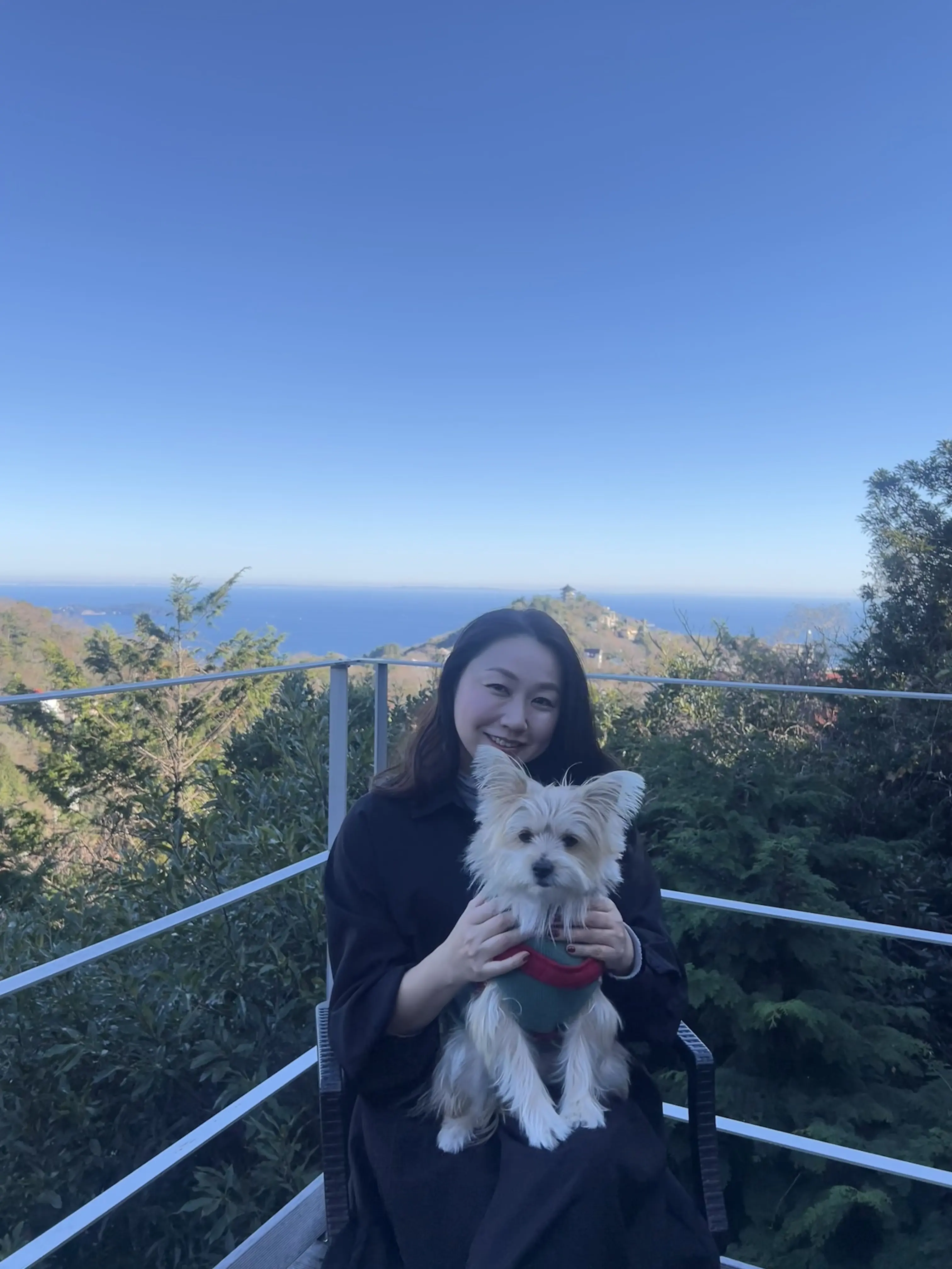 宿のテラスに座って