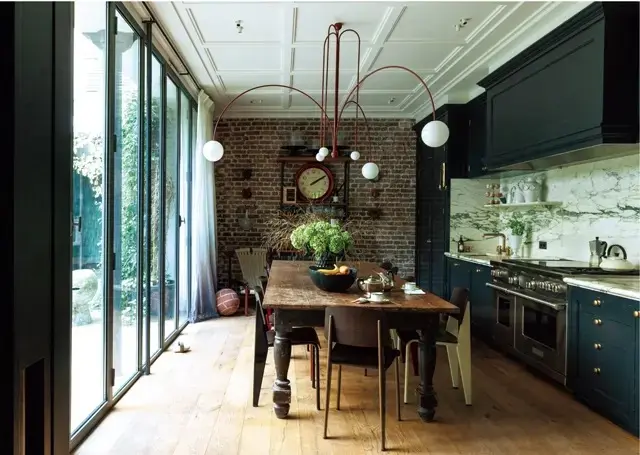 グリーンのタイルとレンガの壁、木の家具がインダストリアルな構造にマッチ